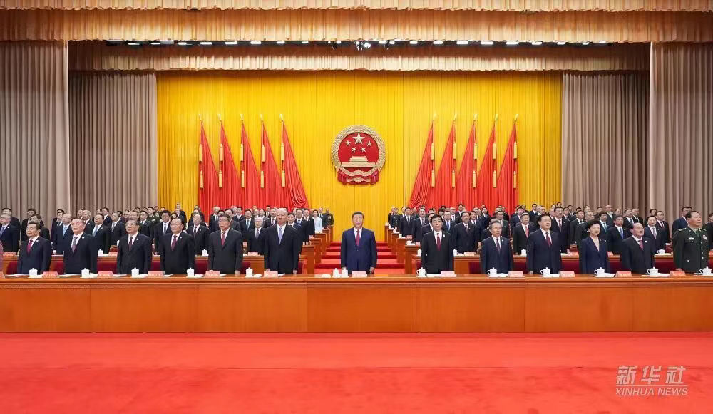 从一捧“石榴花束”读懂习近平新疆之行